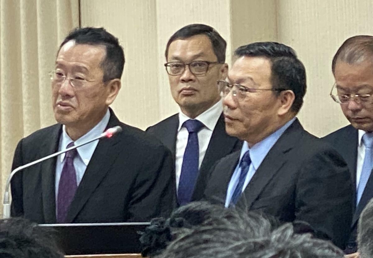 國防部長顧立雄(左一)與法律司司長沈世偉中將(右二) 圖：林朝億/攝