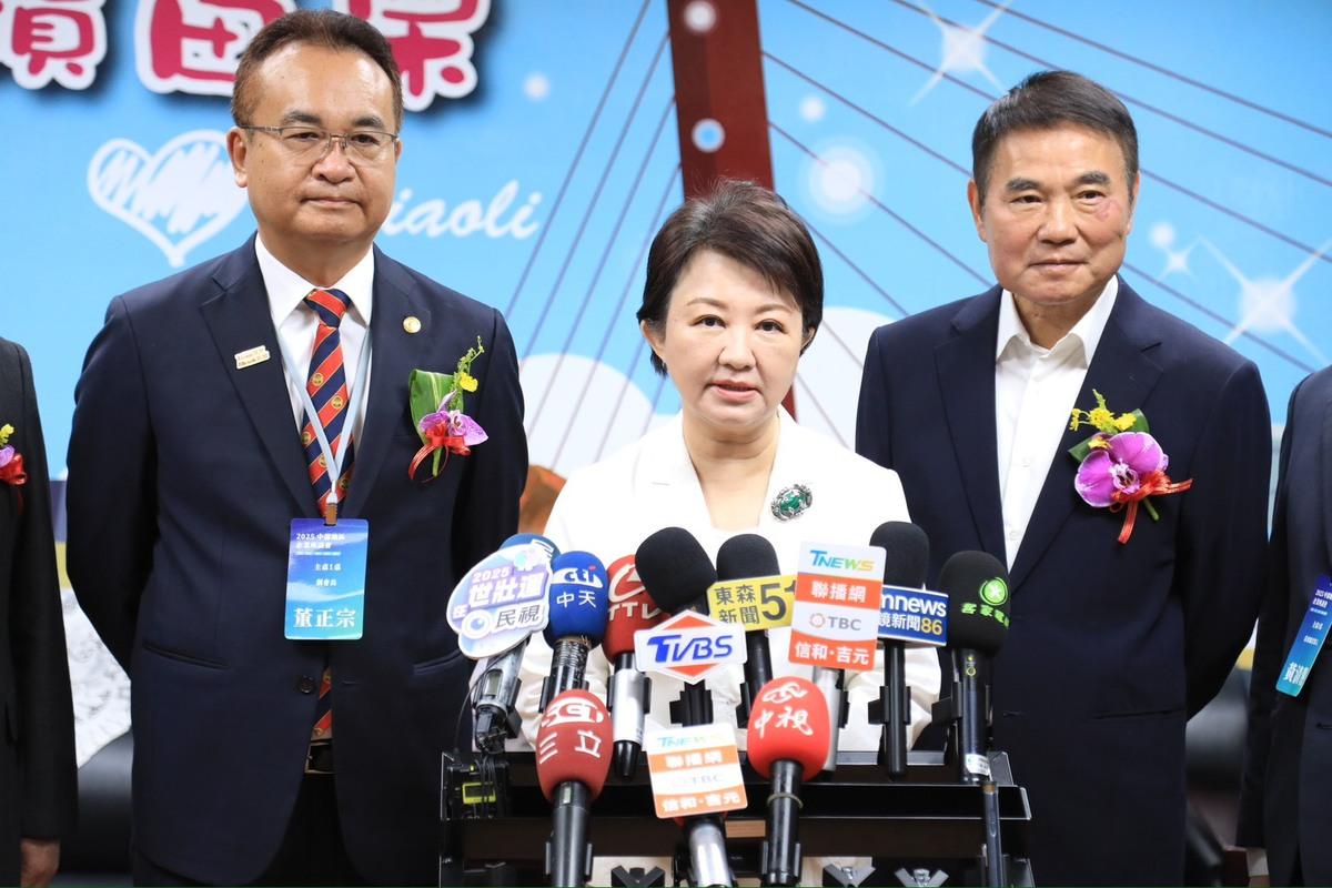 台中市長盧秀燕出席 2025 中部地區企業座談會，並於會後受訪點頭 4 月 26 日參加藍營在凱道舉辦的大遊行。 圖：台中市政府／提供