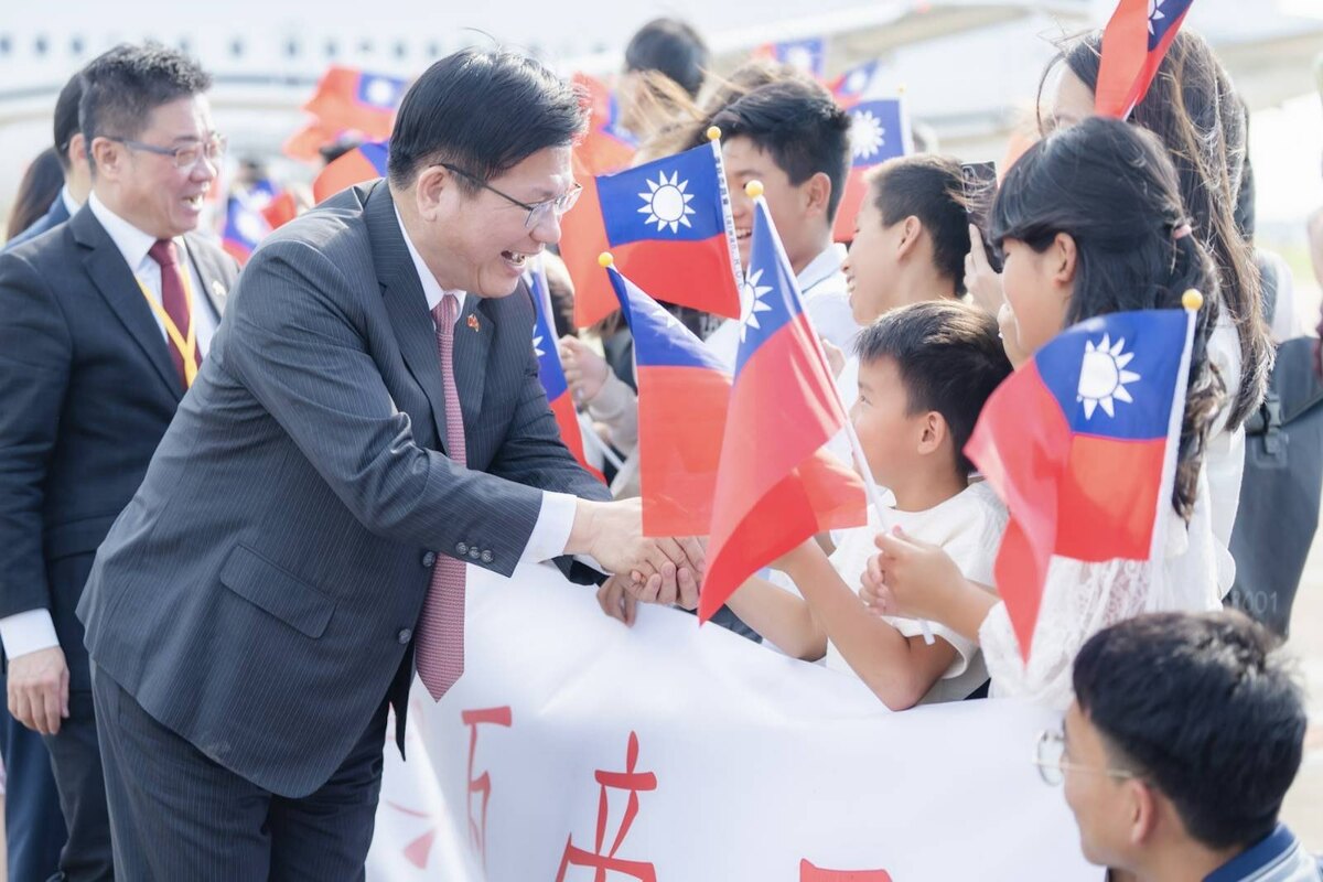 非南地區僑胞熱情歡迎總統特使林佳龍（左二）所率訪團 圖：外交部提供