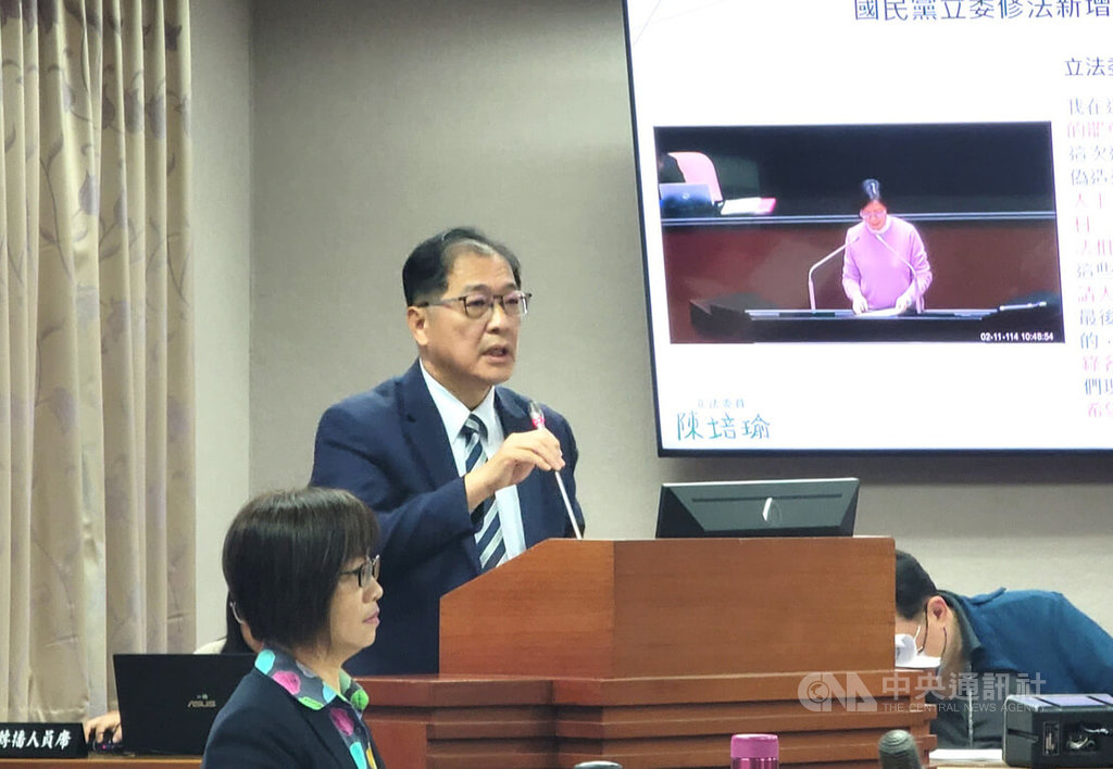 針對國民黨涉違法抗議一案，法務部長鄭銘謙（立者）23日在立法院司法及法制委員會備詢時表示，轄區警方已報請台北地檢署指揮，檢察官分他字案偵辦中；沒有預設任何立場，恪守行政中立。中央社記者謝幸恩攝  114年4月23日