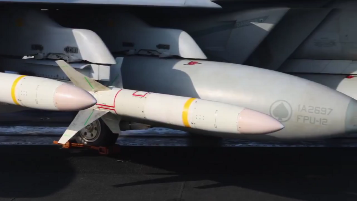近期美軍中央司令部甚至罕見公開F/A-18G「咆哮者」電子戰機攜帶 4 枚AGM-88E反輻射飛彈的畫面，顯示美方已不得不強化對敵方雷達與防空系統的打擊。 圖:翻攝自影片