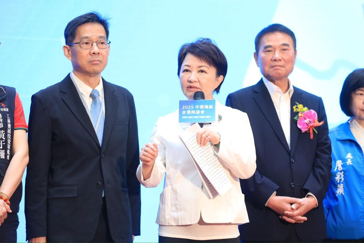 苗栗縣府今舉行「 2025中部地區企業座談會」，苗栗縣長鍾東錦爆料，目前有9成的藍營正副議長支持盧秀燕參選黨主席。 圖：台中市政府／提供（資料照）