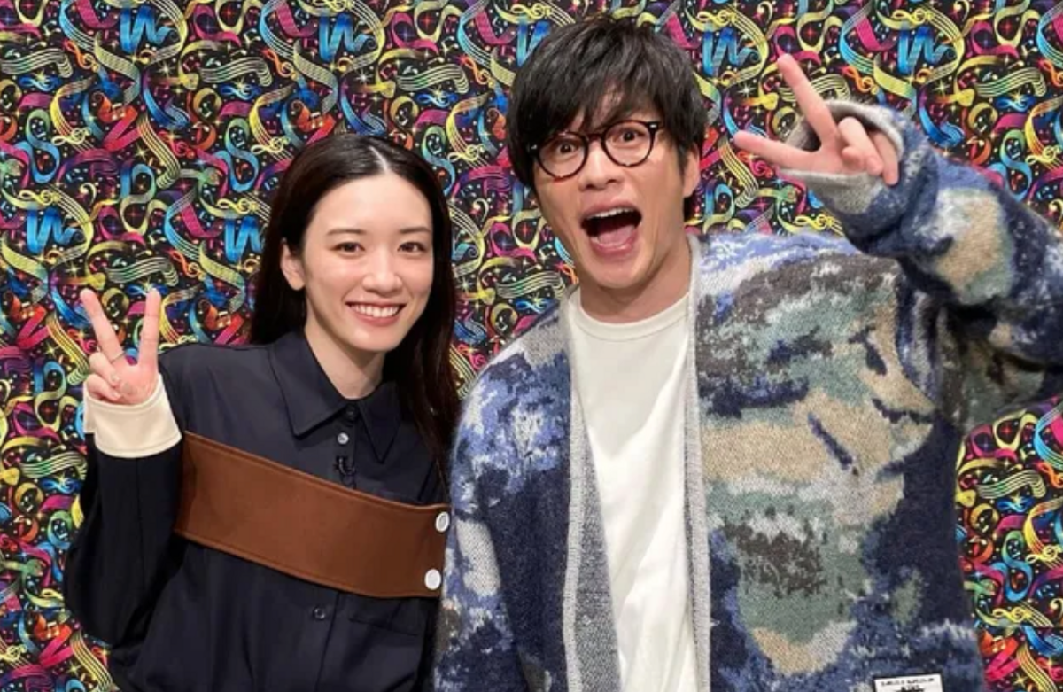 永野芽郁（左）今(23)日被爆出與大15歲的已婚男星田中圭在家中約會，疑似捲入不倫戀。 圖：翻攝自IG