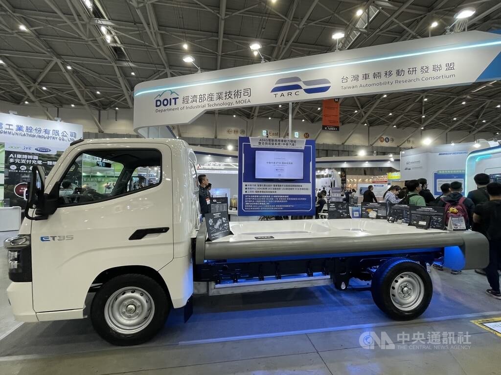台灣國際智慧移動展今（23）日起登場，中華車現場展示自主研發設計 3.5公噸電動商用車，國產在地化比率超過 9成。 圖：中央社記者鍾榮峰／攝  114年4月23日