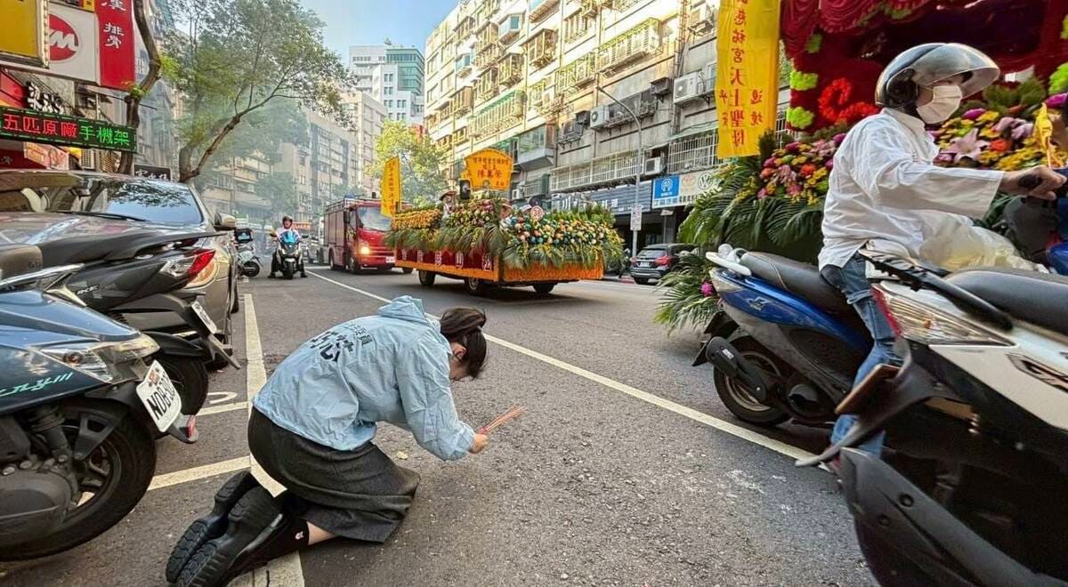 曹興誠表示，徐巧芯得意時「見佛殺佛」，現在快被罷免了，假裝「見佛拜佛」，但臨時抱佛腳是沒用的，且她拿的香根本沒點著，真是連媽祖都敢騙。 圖：取自徐巧芯臉書