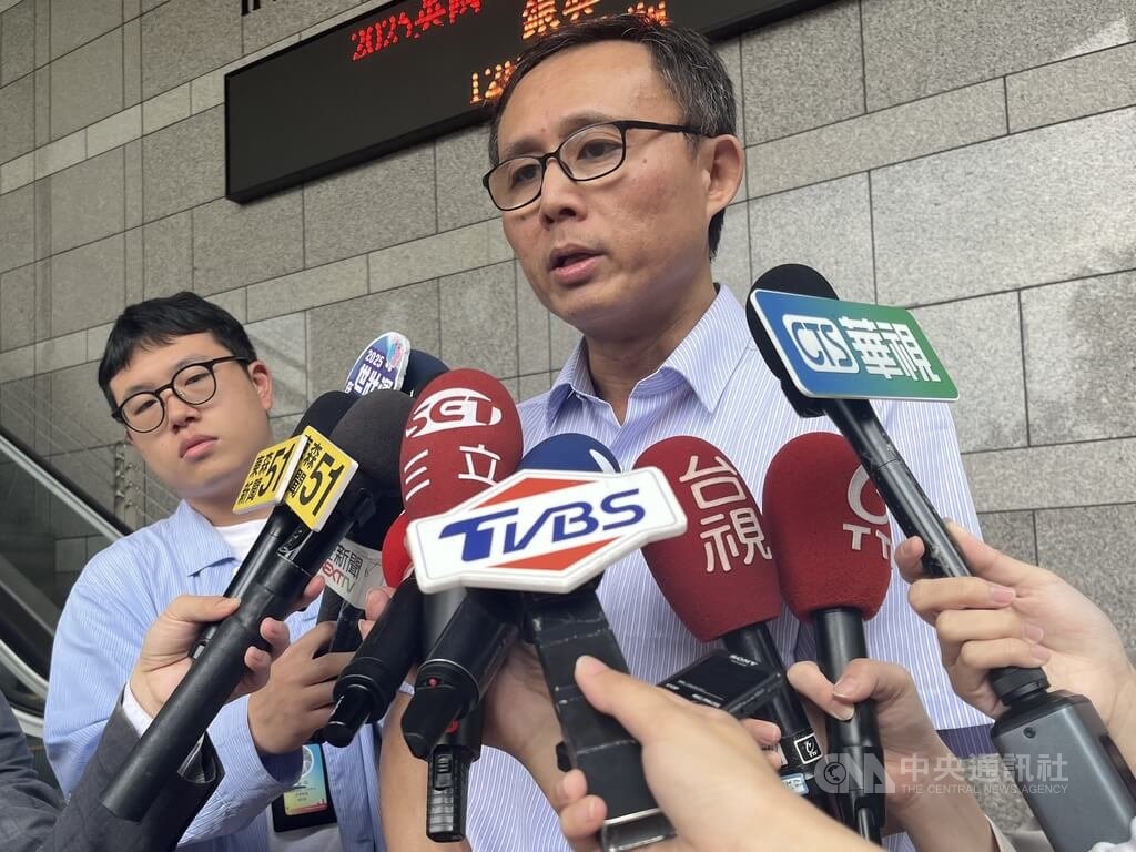 康橋國際學校舉辦單車環台成年禮活動，師生22日行經彰化時遭1輛逆向自小客車衝撞，7名學生受傷。康橋國際學校公關室主任吳浩銘（右）23日表示，此次事故是因肇事者的違規導致，後續若要求償等，會先替家長安排，詢問家長意願後主動提供協助。中央社記者趙敏雅攝  114年4月23日