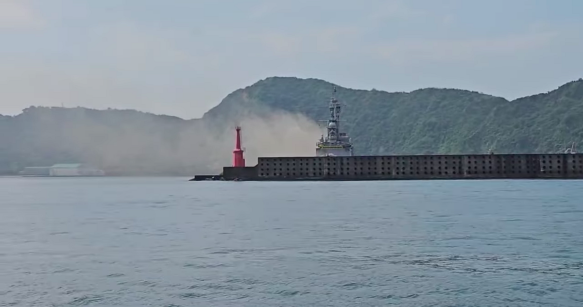 馬公軍艦疑似失火冒出濃煙，海軍艦隊指揮部說明原因。 圖：翻攝自「Taiwan ADIZ」影片