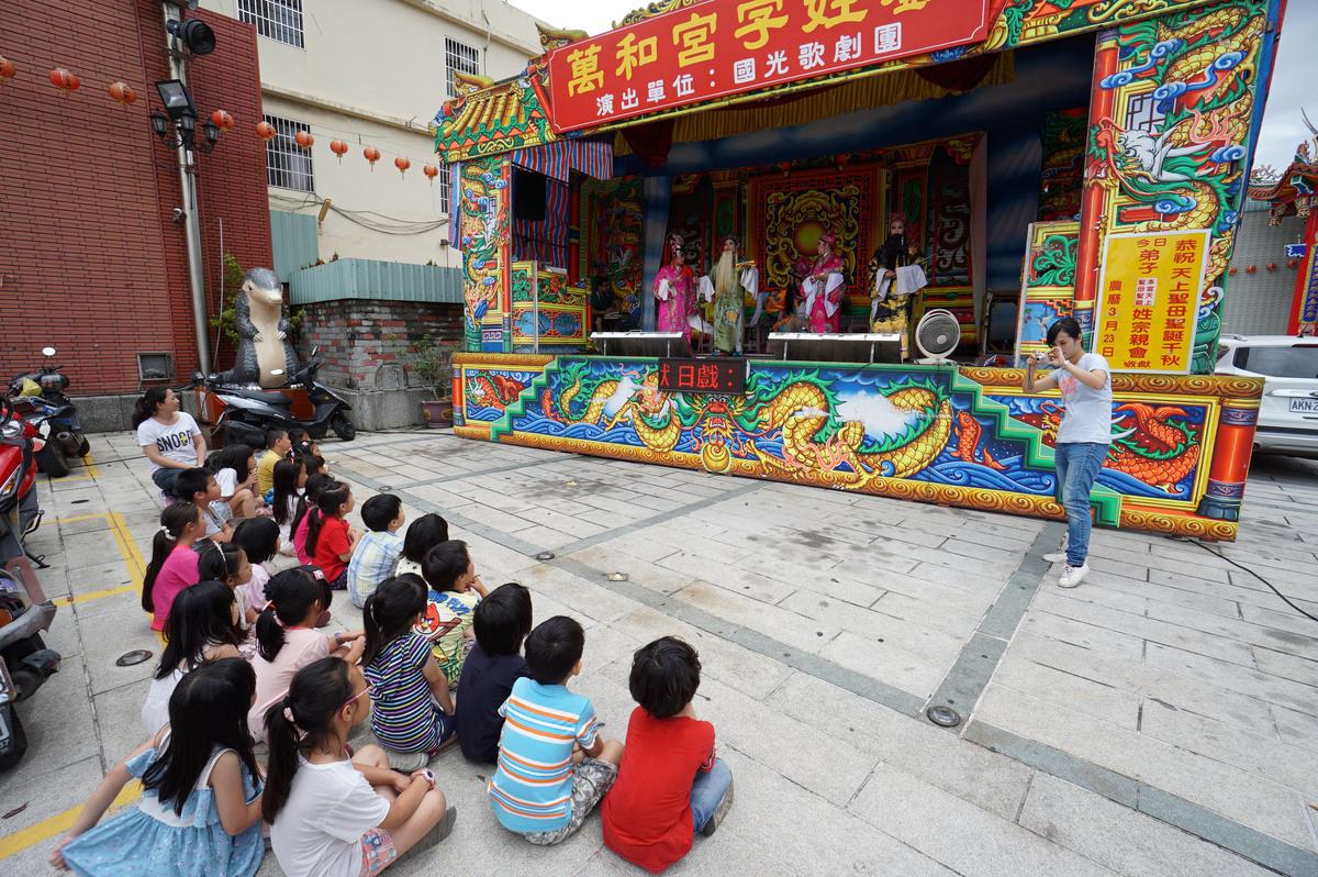 萬和宫字姓戲吸引幼童觀賞。 圖：萬和宮/提供