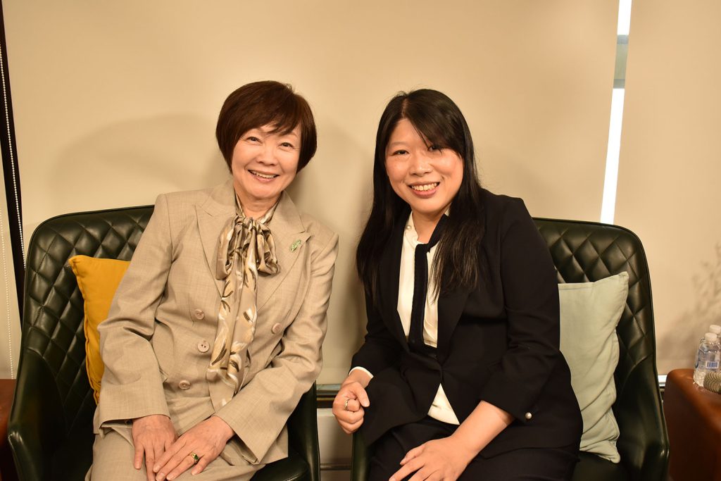 日本已故首相安倍晉三夫人 安倍昭惠（左）接受報呱主編林春妙（右）專訪，暢談台日情誼與她對各種議題的看法。 圖／報呱