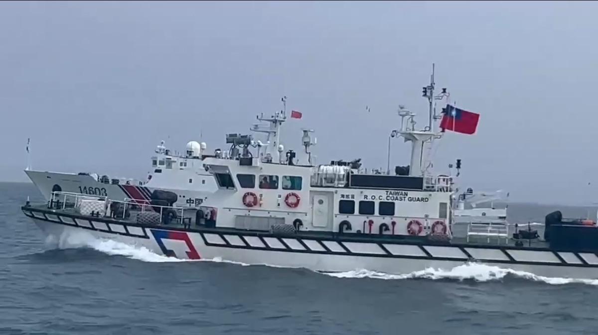 海巡署通報，23日下午，4艘中國海警船侵擾金門水域。海巡署出動4艘巡防艇併航監控。 圖：海巡署提供