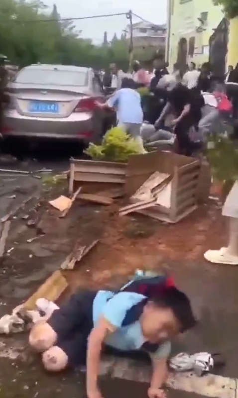 金華市蘇孟小學門口 22 日下午發生惡性衝撞事件，大人孩子都被撞倒在地，當場死亡人數達到十幾個。 圖：翻攝自蔡慎坤 X 帳號