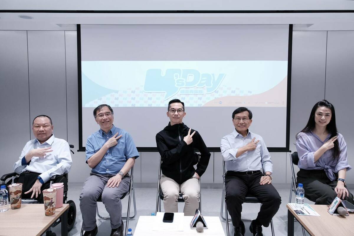 Y’s Day「週三青年日」23日晚上舉辦第102場「氫能如何可能？打造解鎖氣候危機的新鑰匙」。舞台上由左至右依序為陳世芳、陳俐甫、譚偉恩、陳彥升、陳璽安。 圖：Y’s Day「週三青年日」提供