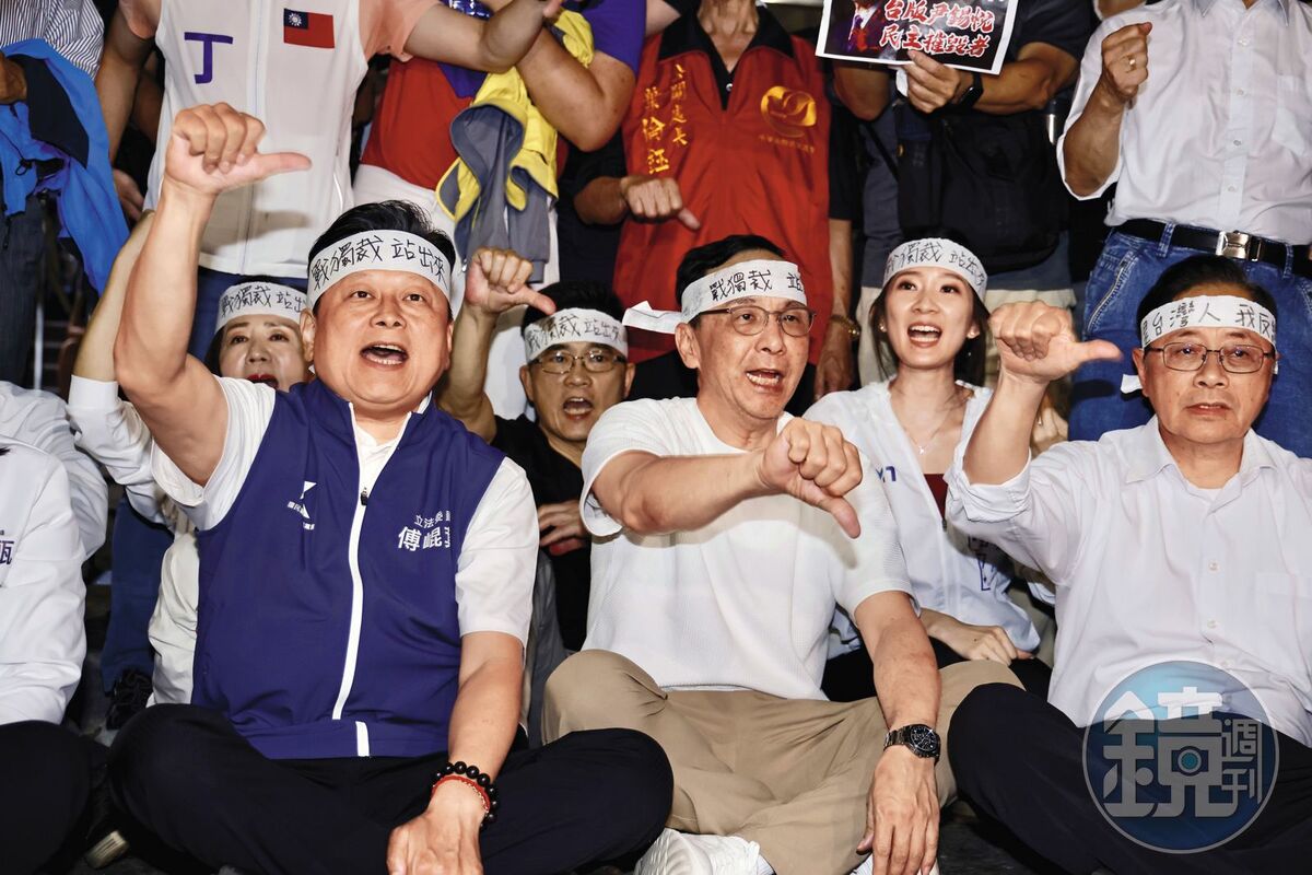 國民黨主席朱立倫等人率眾集結在北檢門口抗議遭搜索，並控訴賴清德獨裁，試圖營造一種民進黨政府政治迫害、追殺在野黨的氛圍。
