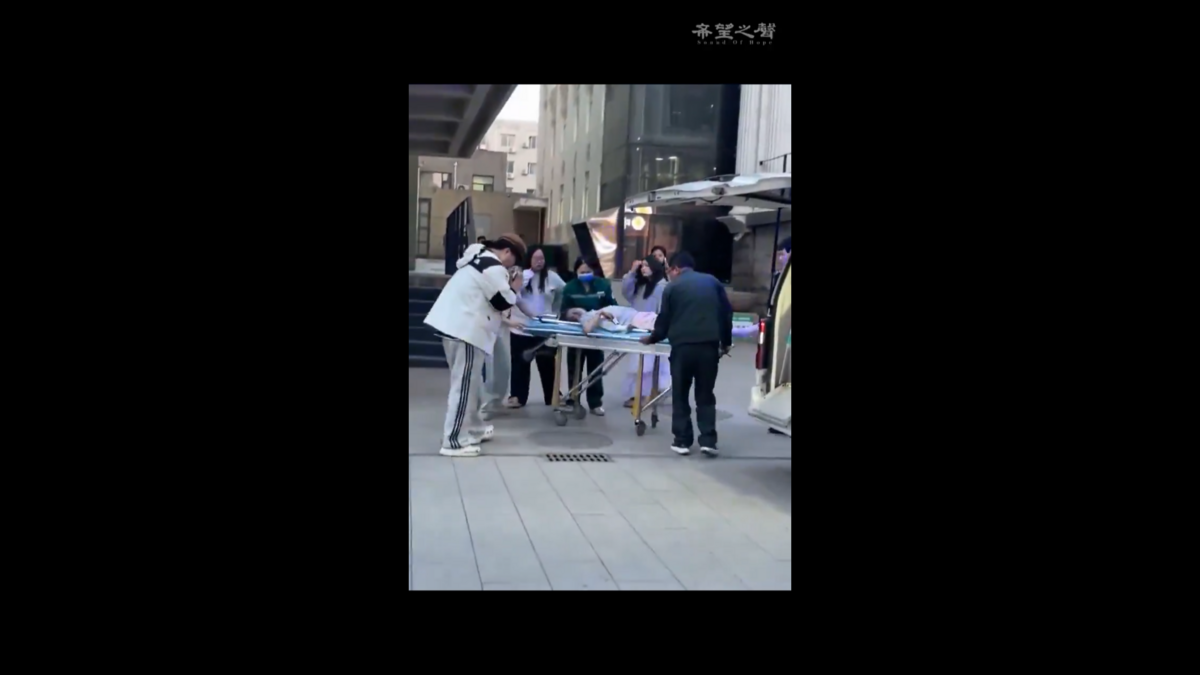 近日，網路上流傳的影片顯示，河北美術學院發生多起學生中毒事件，導致一名學生不幸死亡，隨後多位家長走上街頭進行維權抗議。 圖:翻攝自影片