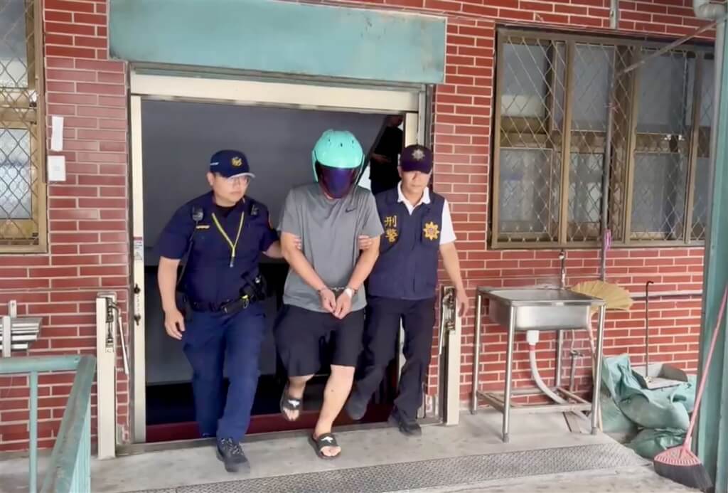 彰化縣蕭姓男子（中）22日開車行經埤頭鄉時，逆向衝撞康橋國際學校單車隊，造成7名學生受傷送醫，警方23日下午依過失傷害和公共危險罪嫌將蕭男移送彰化地檢署偵辦。（民眾提供）中央社記者鄭維真傳真 114年4月23日