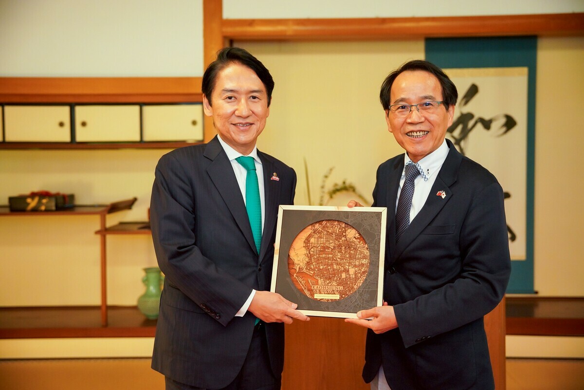 武內和久(左)歡迎林欽榮(右)率團訪問北九州市。 圖：高雄市政府/提供