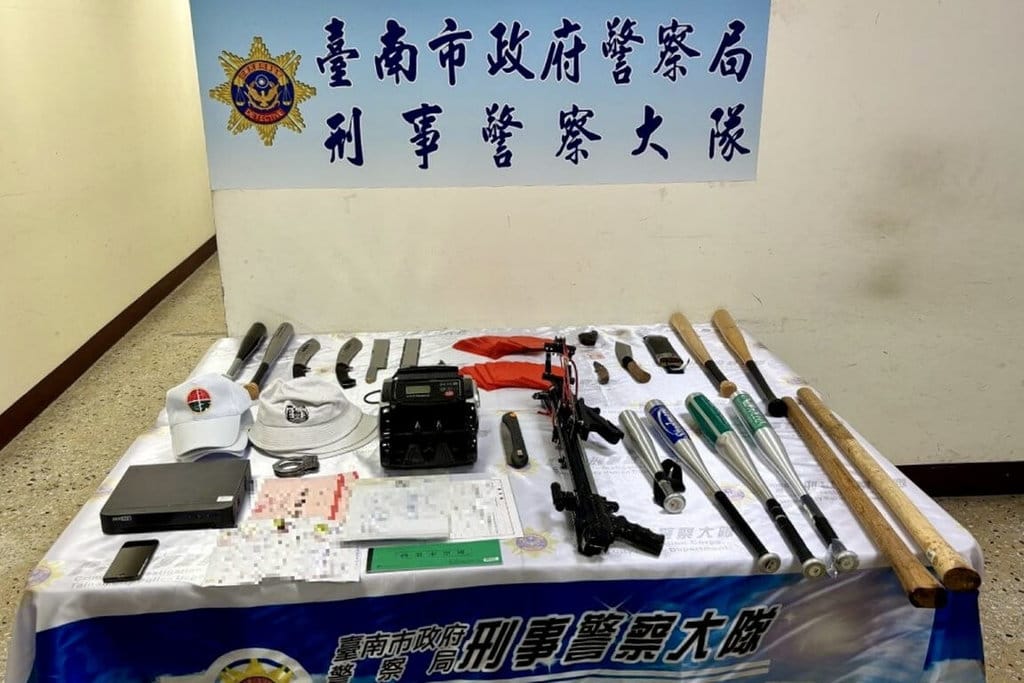 台南警方偵辦竹聯幫弘仁會潘姓男子為首的暴力集團，先後拘提12人到案，並查扣各式犯罪工具及證物。（警方提供）中央社記者楊思瑞台南傳真  114年4月24日