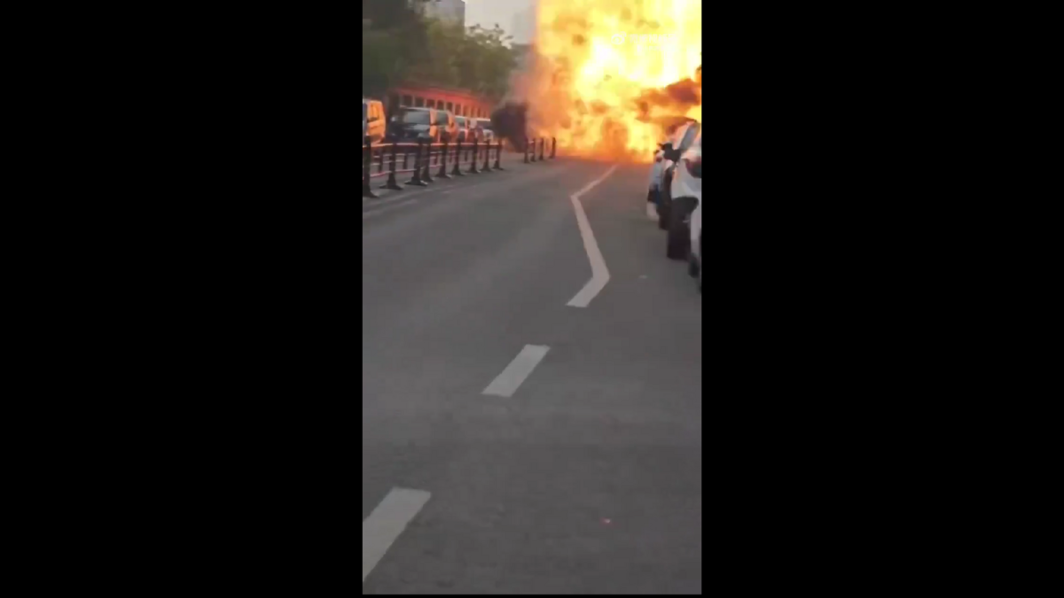 4 月 23 日，南京浦口區一輛停在馬路中的廂型車突然著火，隨後發生劇烈爆炸。 圖:翻攝自影片