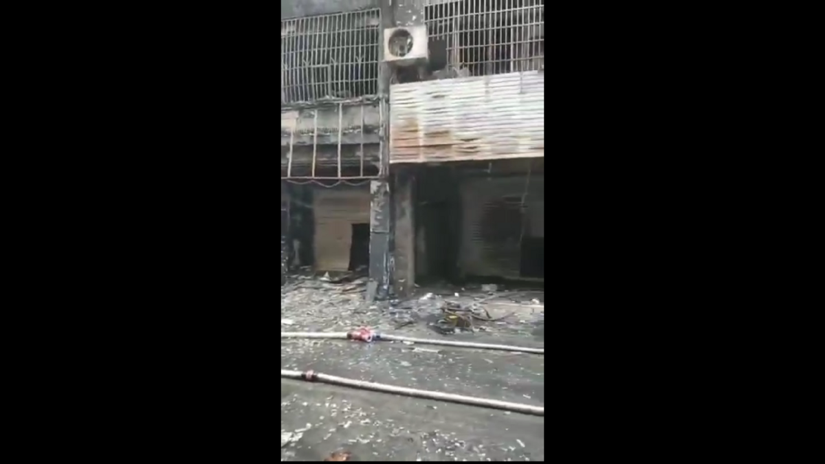 在廣西容縣，4 月 12 日凌晨發生了一起大火，燒毀了整條商業街。 圖:翻攝自影片