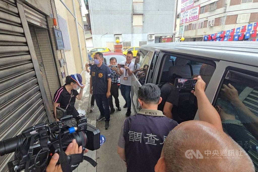 國民黨宜蘭縣黨部24日遭檢調搜索，帶走李姓女黨工（前左）及汪姓男黨部人員。中央社記者沈如峰宜蘭縣攝  114年4月24日