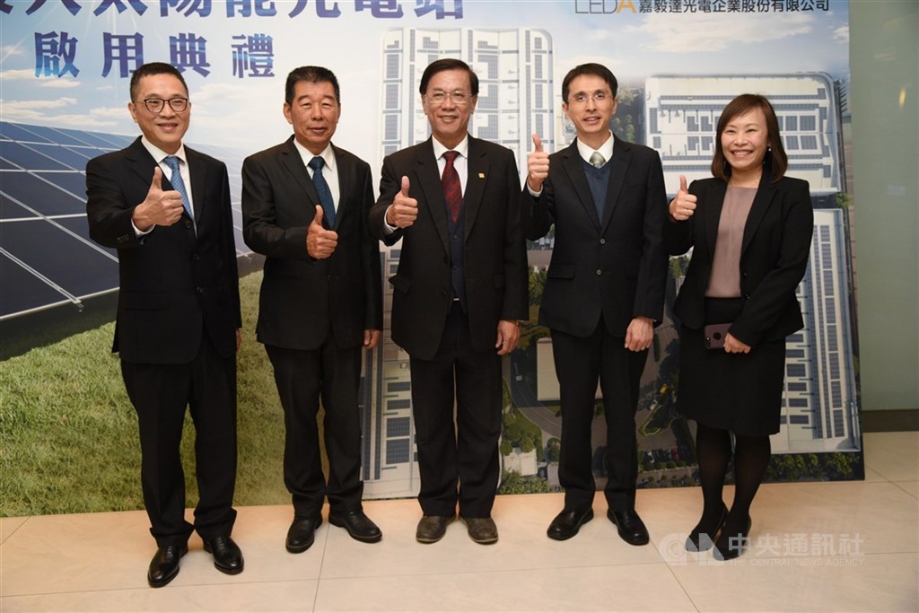 台灣最大橡膠輸送帶製造商鑫永銓公司一名泰國籍男移工民國112年8月被套布捲入死亡，民事和解賠償，檢方起訴過失致死等，但鑫永銓董事長林季進（左2）因病不能到庭，南投地方法院裁定停止審判。（中央社檔案照片）