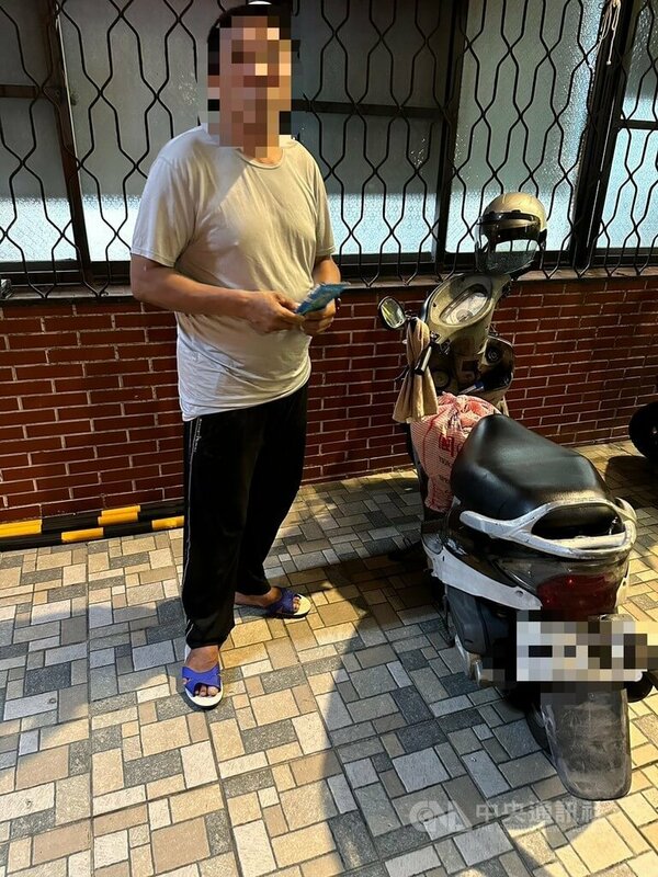 55歲邱姓男子日前晚間在台中市大里區，接連竊取多名住戶晾曬的女性貼身衣物，隨後騎機車逃逸，警方調閱監視器以車追人，23日晚間將人逮捕到案。（翻攝照片）中央社記者蘇木春傳真  114年4月24日
