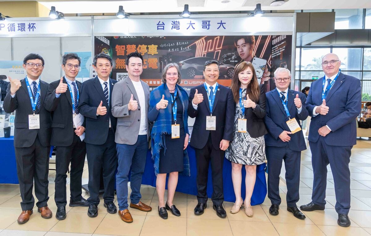 左起：天主教輔仁大學永續發展暨校務研究中心邱哲煌執行長、天主教輔仁大學林耀南國際教育長、天主教輔仁大學王英洲學術副校長、台灣大哥大新世代體驗發展處 陳文振處長、德國埃伯斯瓦爾德永續發展大學 Prof. Heike Molitor永續長、天主教輔仁大學藍易振校長、台灣大哥大永續暨品牌發展處 劉麗惠副總經理、德國威爾道應用科技大學 Prof. Stefan Strassner 、澳洲聯邦技職署 Prof. Barney Glover署長。 圖: 台灣大哥大/提供