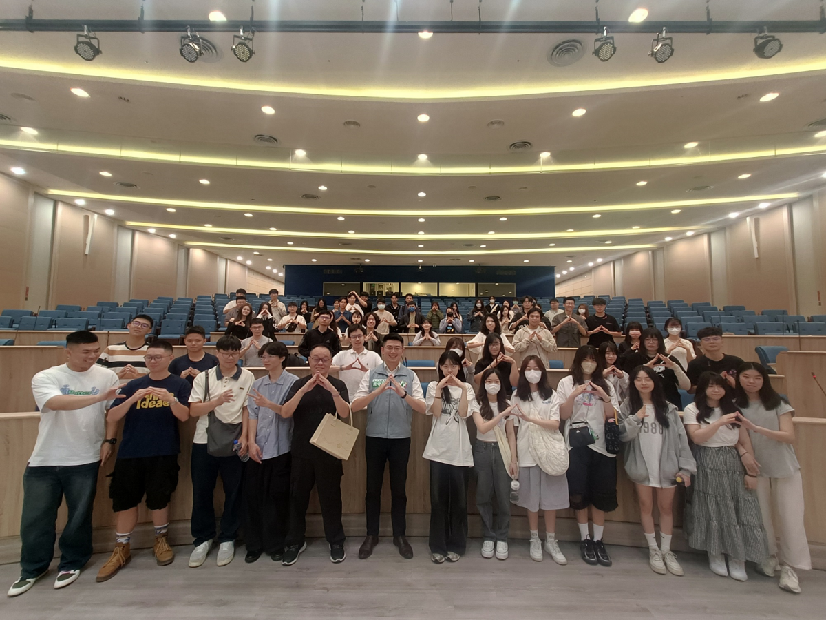 台中市議員黃守達與來訪的東海大學政治系學生合影。 圖：黃守達/提供