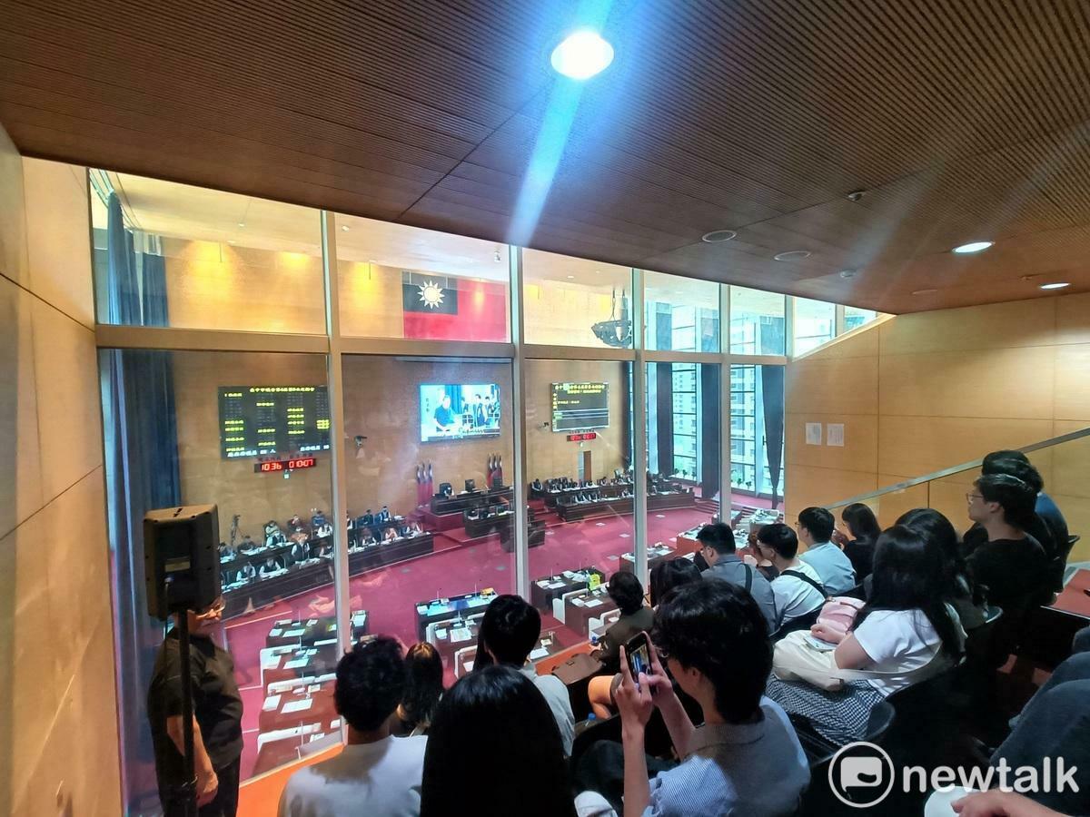 東海大學政治系學生到台中市議會旁聽市議員的質詢。 圖：唐復年/攝