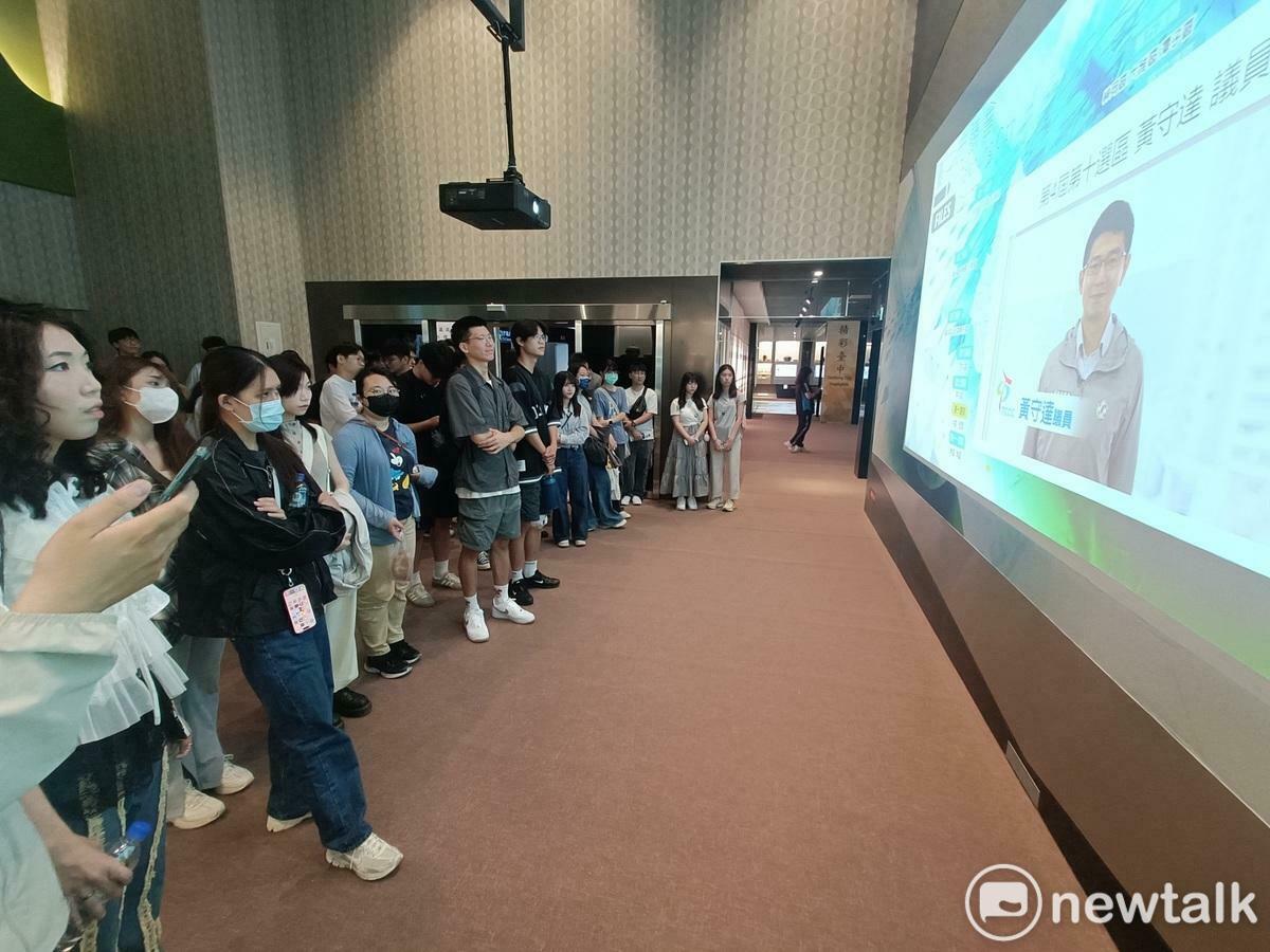 東海大學政治系學生觀看市議員黃守達的簡介影片。 圖：唐復年/攝