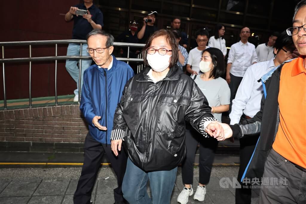 圖為國民黨台北市黨部主委黃呂錦茹（前中黑衣）19日清晨步出離開北院。中央社記者翁睿坤攝 114年4月19日
