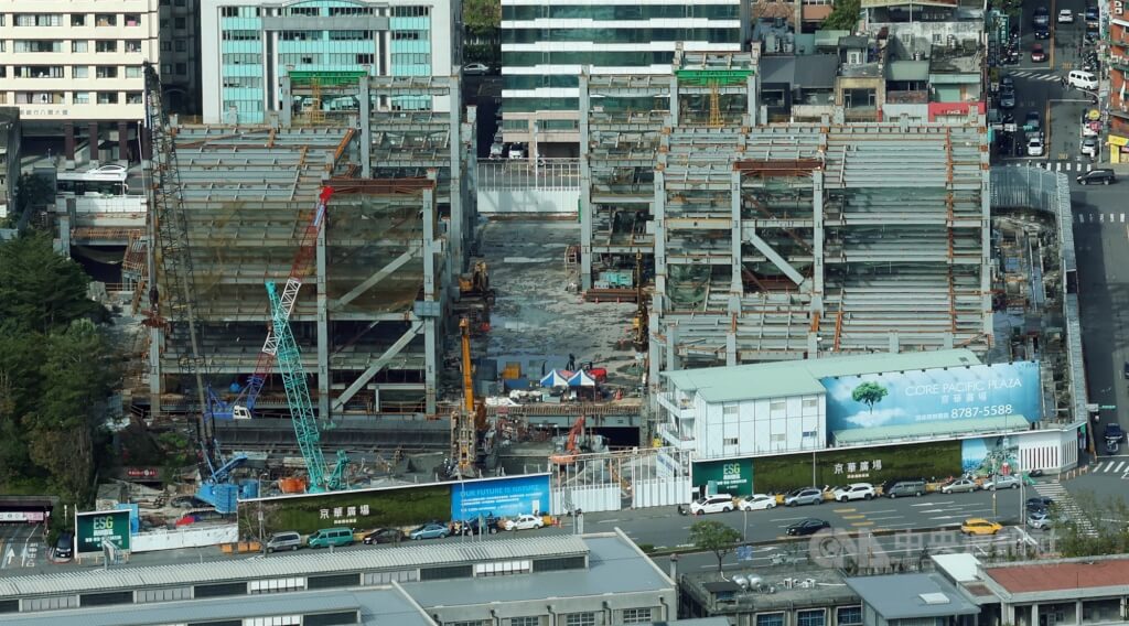 圖為去年12月京華城工地施工情況。（中央社檔案照片）