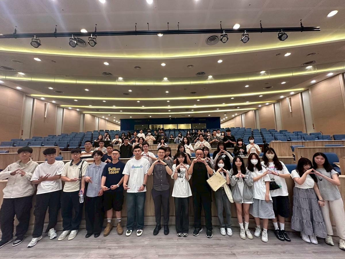 台中市議員林昊佑與來訪的東海大學師生合影。 圖：林昊佑/提供