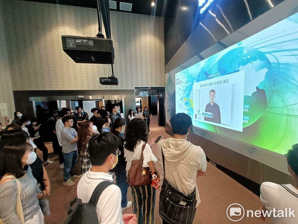 東海大學同學觀看台中市議員林昊佑的介紹影片。 圖：唐復年/攝