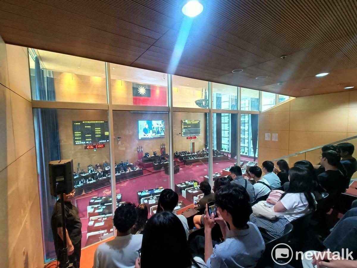 東海大學政治學系同學到台中市議會旁聽市議員質詢。 圖：唐復年/攝