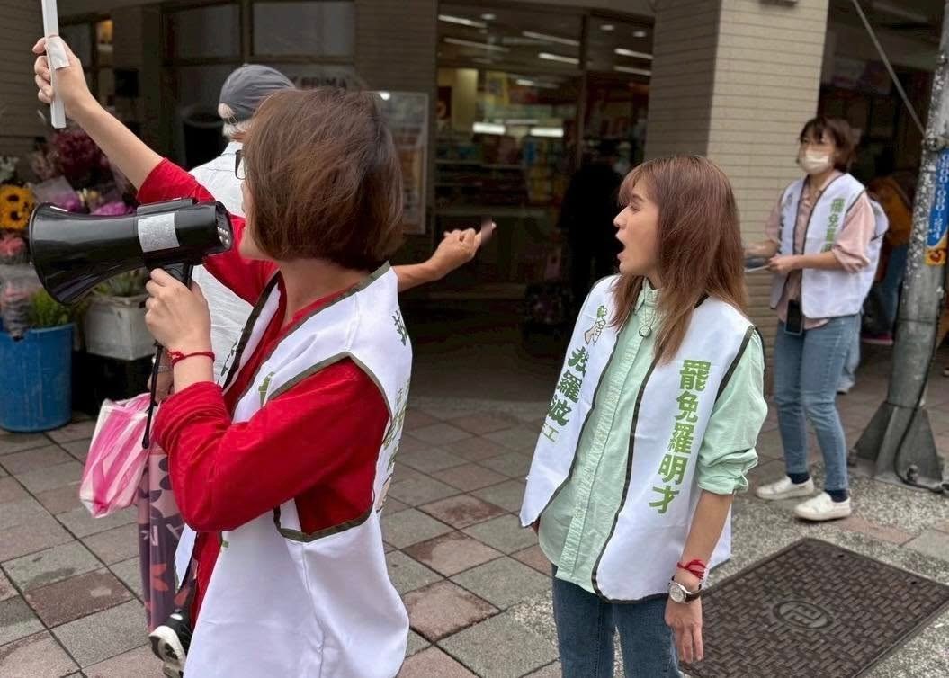顏若芳前往新店支援罷團，宣傳罷免國民黨立委羅明才，遭民眾罵髒話、比中指。 圖：取自顏若芳臉書