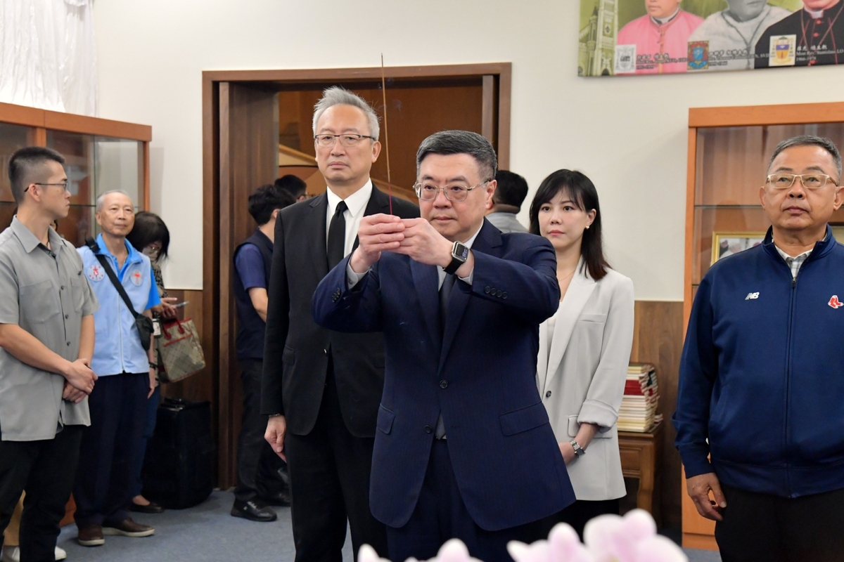 行政院長卓榮泰今（24）日下午在外交部次長吳志中等人的陪同下，前往天主教台北總主教公署教宗方濟各（Pope Francis）靈堂追思致哀。 圖：行政院提供