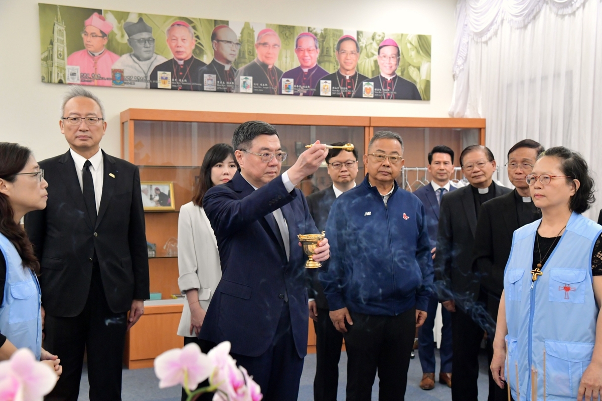 行政院長卓榮泰今（24）日下午在外交部次長吳志中等人的陪同下，前往天主教台北總主教公署教宗方濟各（Pope Francis）靈堂追思致哀。 圖：行政院提供