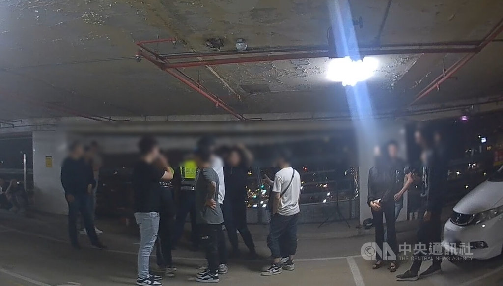 台中市警方日前獲報在東區某停車場有人聚集疑有糾紛案，到場後發現現場有30多人且手持棍棒，經確認為網路自媒體拍攝微電影，警方勸導拍攝應事先申請後勸離眾人。（翻攝照片）中央社記者蘇木春傳真  114年4月24日