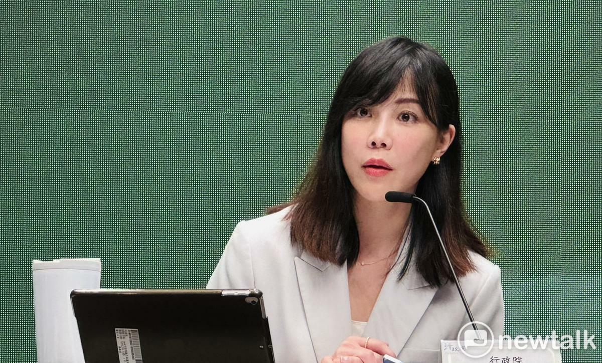 行政院發言人李慧芝今（24）晚回應，賴清德總統與行政院長卓榮泰進行產業之旅時，有多數業者擔心可能同時面對電價調整及關稅的雙重衝擊，因此，在「強化安全韌性特別條例」中，政院規劃挹注台電公司1000億，藉由強化台電財務結構、調節能源價格的方式穩定民生物價。 圖：謝莉慧/攝
