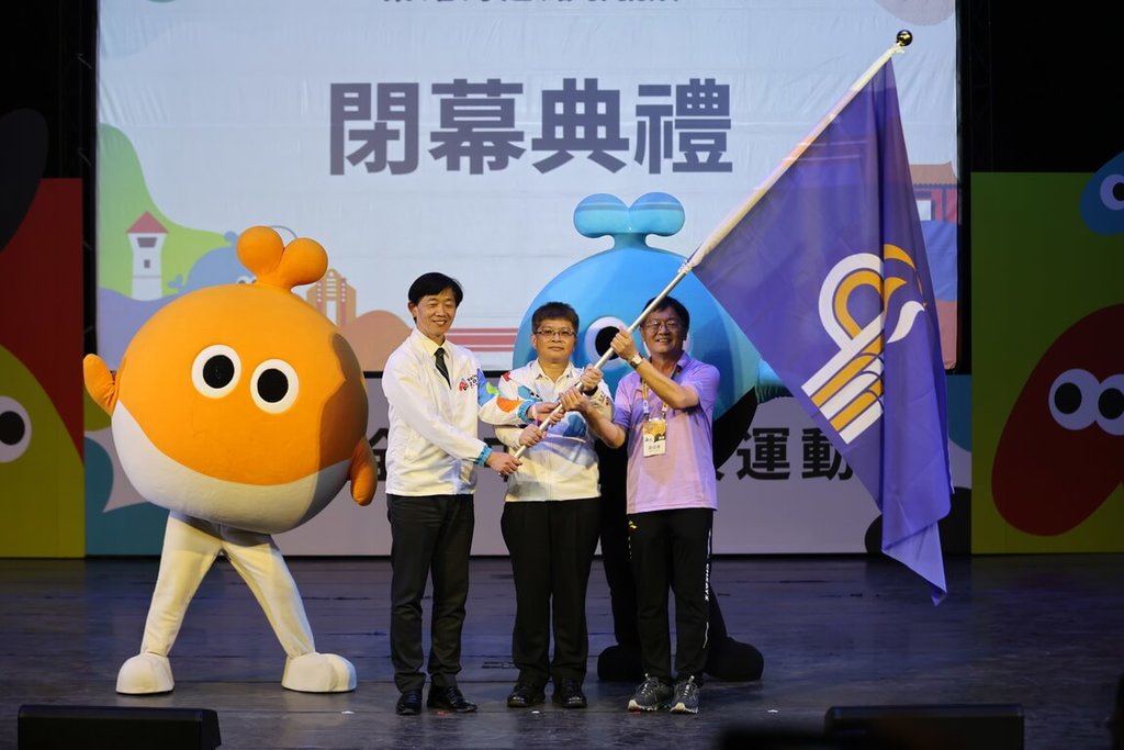 體育署副署長房瑞文（中）24日到台南親自主持民國114年全國中等學校運動會閉幕典禮，115年全中運將移師嘉義縣舉辦，會中也完成會旗交接儀式。（114年全中運執委會提供）中央社記者黎建忠傳真  114年4月24日