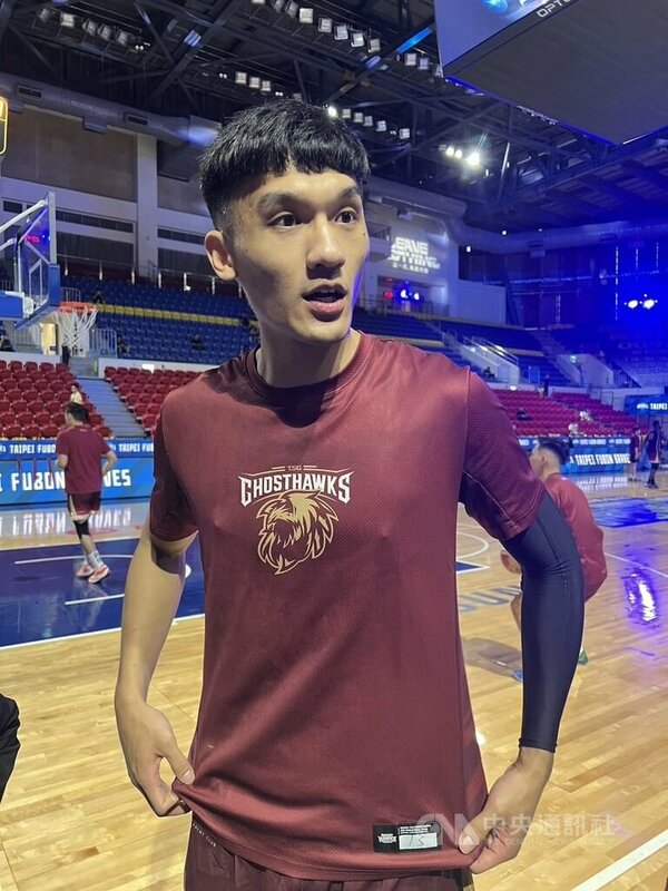 台灣職籃P. LEAGUE+台鋼獵鷹隊陣中本土長人謝宗融（圖）入選年度防守第一隊，職籃生涯首度獲獎。他24日指出，過去2季沒什麼上場機會，也形容本季猶如重生的賽季。中央社記者黃巧雯攝  114年4月24日