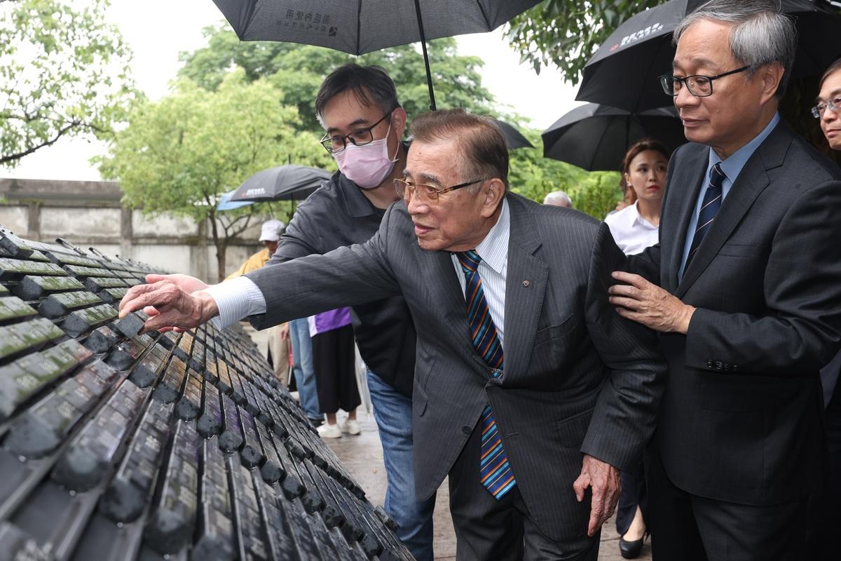 文化部長李遠（右）陪同政治受難者及家屬共同進行紀念碑豐碑儀式，致敬威權統治時期的政治受難者。（圖中為白色恐怖受難者前輩陳中統） 圖：文化部提供