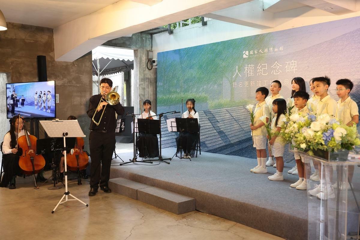 長號演奏家高崇文為政治受難者高一生的孫子，除分享身為受難者家屬的感觸，並與基隆深美國小童聲合唱團演出〈幸福進行曲〉，以樂音向未來傳達無限的希望。 圖：文化部提供