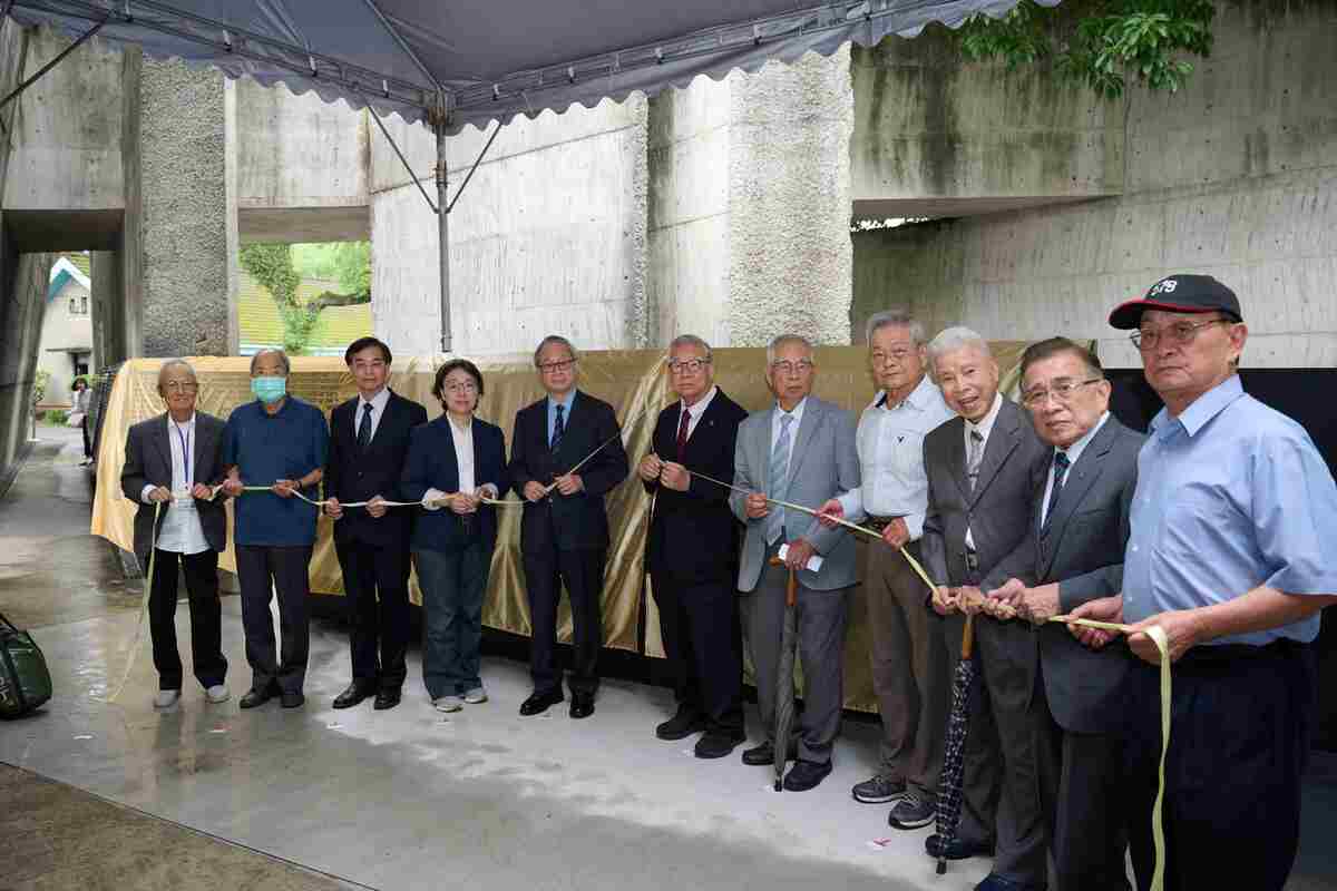 文化部長李遠（左5）、文化部政務次長王時思（左4）、國家人權博物館館長洪世芳（左3）、台灣二二八關懷總會理事長王文宏（右6）、台灣戒嚴時期政治受難者關懷協會理事長林家田（右1），以及政治受難者張則周（左2）、周賢農（左1）、陳中統（右2）、陳顯宗（右5）、楊田郎（右4）、楊國宇（右3）等共同主持揭牌儀式。 圖：文化部提供