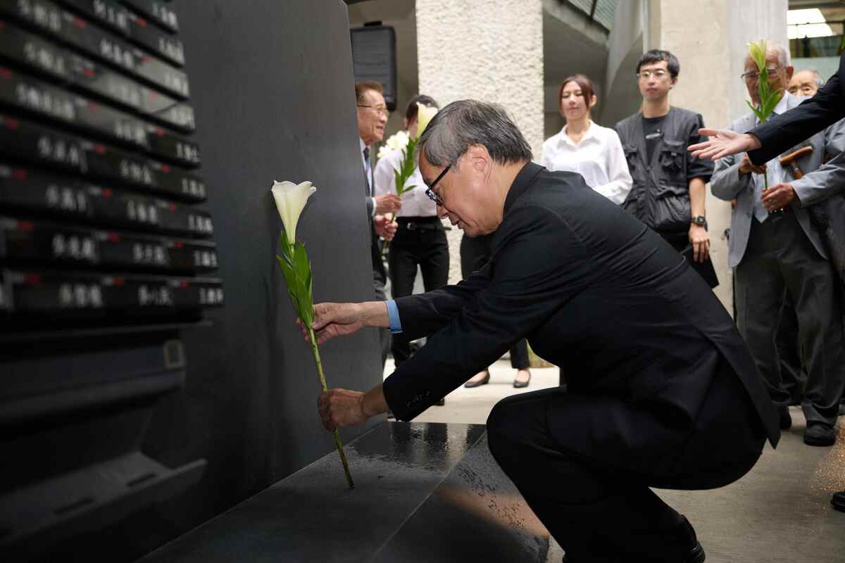 文化部長李遠在人權紀念碑前獻花致意。 圖：文化部提供