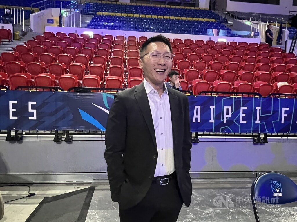 台灣職籃P. LEAGUE+台北富邦勇士與台鋼獵鷹24日展開季後賽首戰，勇士總教練兼領隊許晉哲（前）表示，上週練球首度全隊到齊，目前球隊應是最佳狀況，希望能繼續維持，晉級總冠軍賽。中央社記者黃巧雯攝  114年4月24日