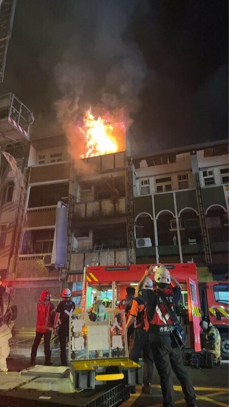 台南北區香鋪凌晨火警 屋內夫妻燒燙傷送醫不治