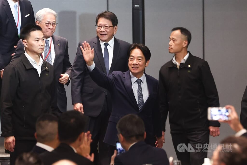 總統賴清德（前揮手者）1日在台北晶華酒店出席中華民國工商協進會青年工商團體聯誼餐會，離場時揮手向與會貴賓致意。（中央社檔案照片）