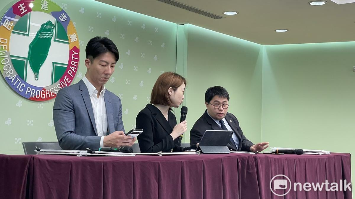 吳崢（左一）酸，國民黨一開始怎不用動員5萬人的力氣找活人簽連署。 圖：記者高逸帆攝影